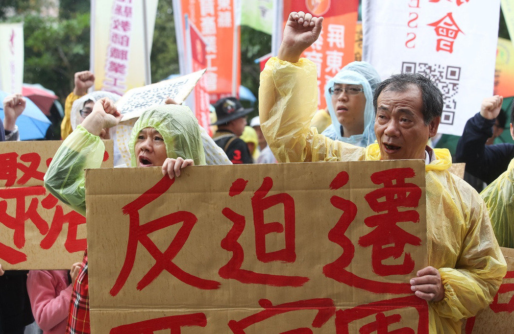 戳破假轉型！ 臺“秋鬥”團體冒雨聚集民進黨中央