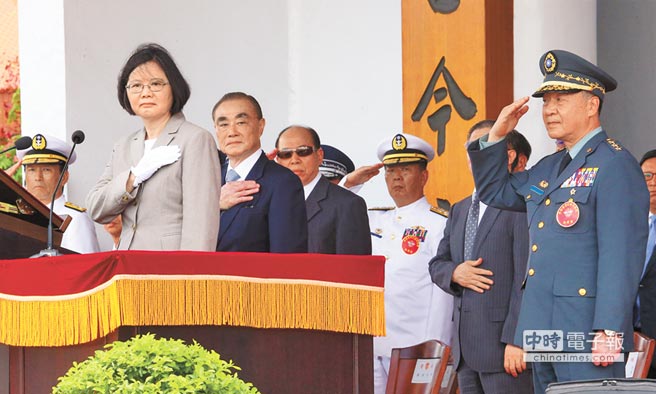 6月16日蔡英文校閱臺軍陸軍官校學(xué)生部隊，馮世寬（左二）、邱國正（右一）陪同校閱