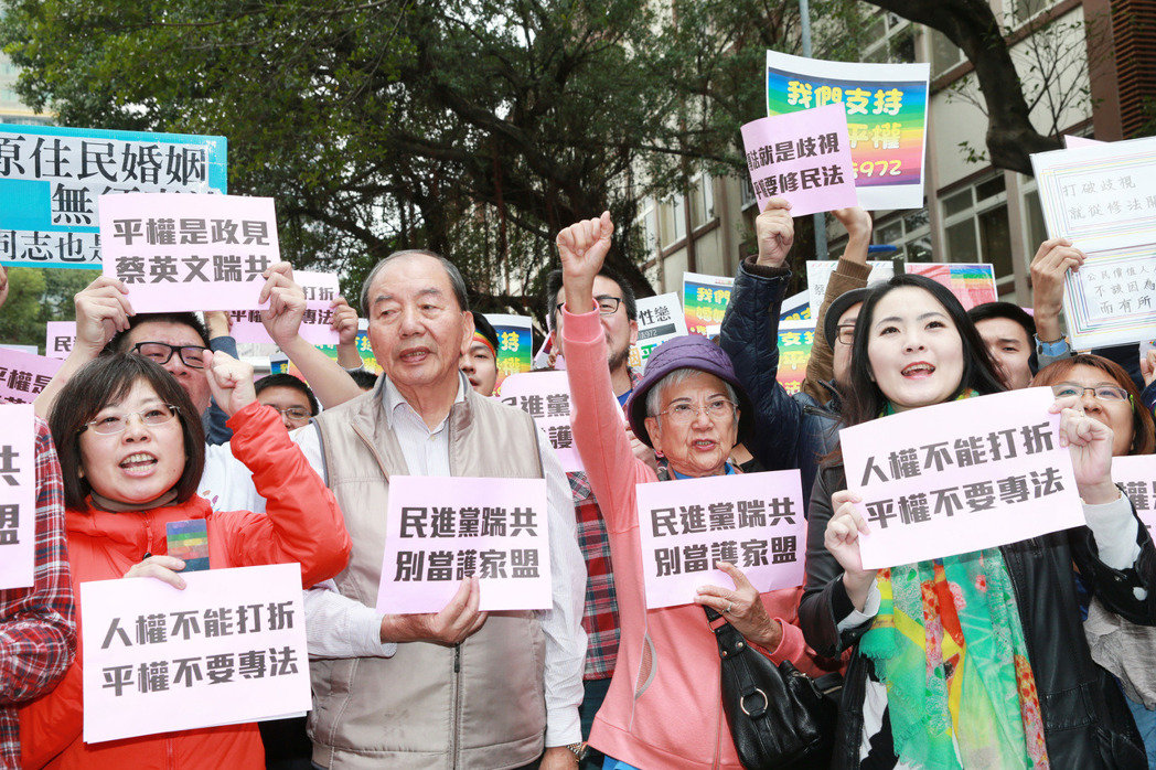 數(shù)千挺同團(tuán)體包圍“立法院” 要蔡英文落實(shí)選前承諾