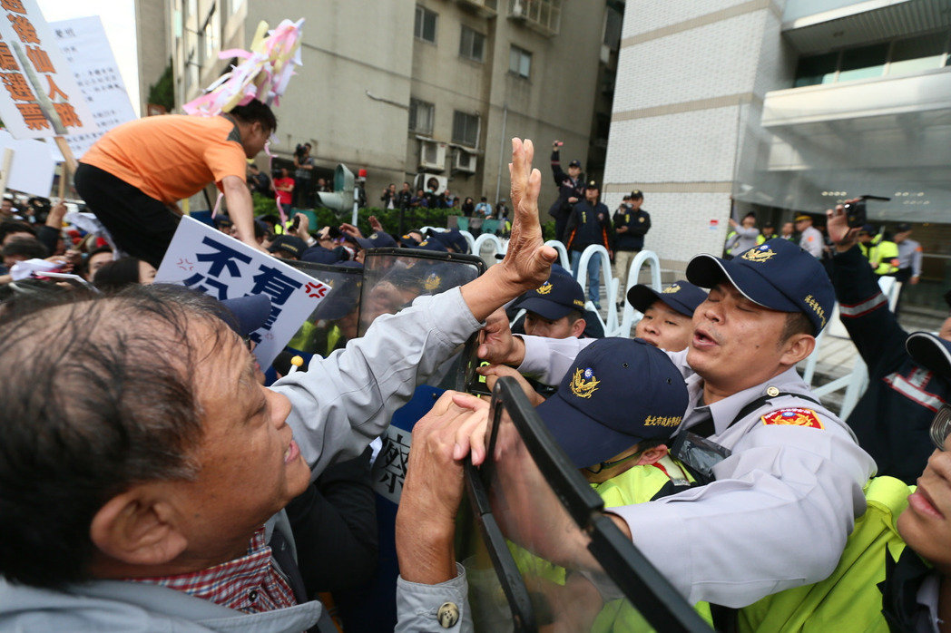 國(guó)民黨支援者29日下午從黨部出發(fā)，帶著抗議標(biāo)語(yǔ)一路步行至“黨産會(huì)”門口，在高喊口號(hào)後衝向“黨産會(huì)”門口，與警方爆發(fā)推擠衝突