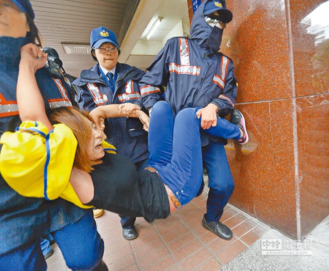 民進(jìn)黨選後跳票民眾爆表 臺(tái)媒：該痛醒的是蔡英文