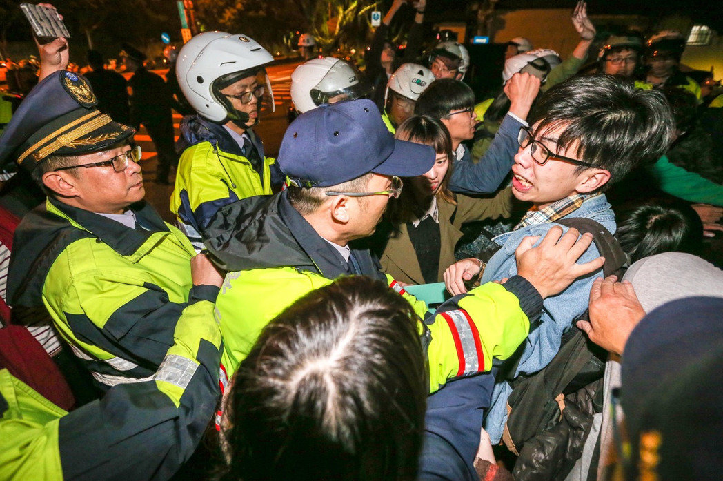 警方以優(yōu)勢警力驅(qū)逐抗議民眾