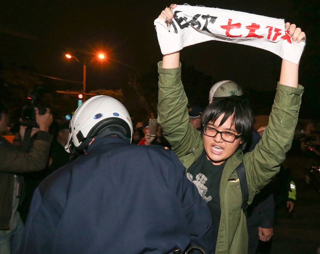 警方以優(yōu)勢警力驅(qū)逐抗議民眾