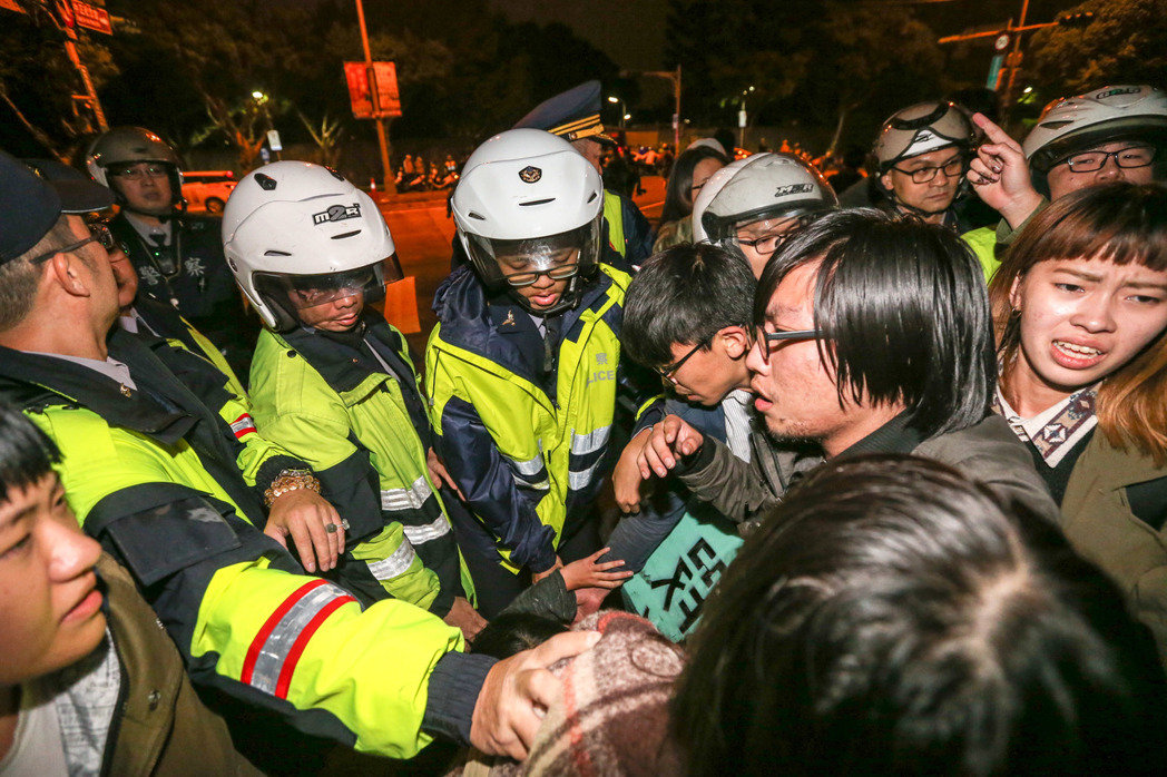 警方以優(yōu)勢警力驅(qū)逐抗議民眾