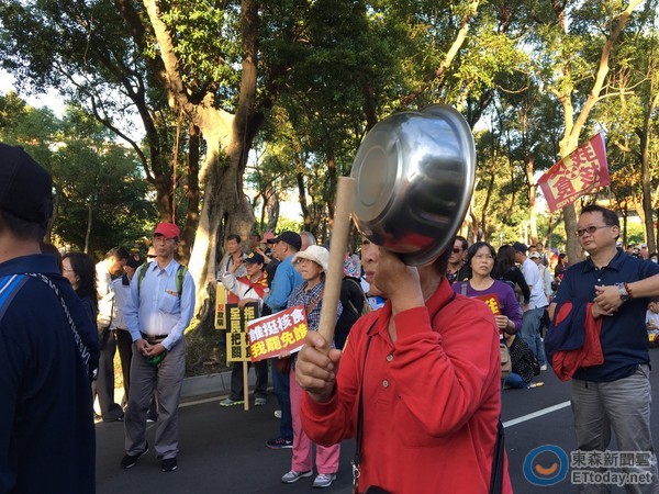 國(guó)民黨發(fā)動(dòng)反核食遊行 民眾敲鍋碗瓢盆喊"還我食安"