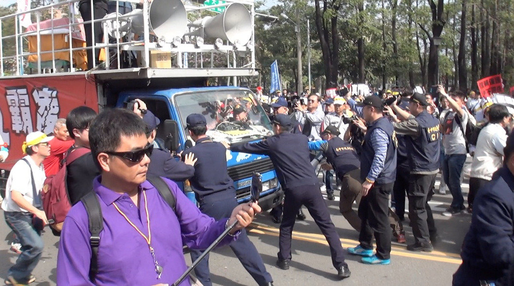 臺灣年金改革座談會爆發(fā)警民衝突 抗議民眾驅(qū)車攻門