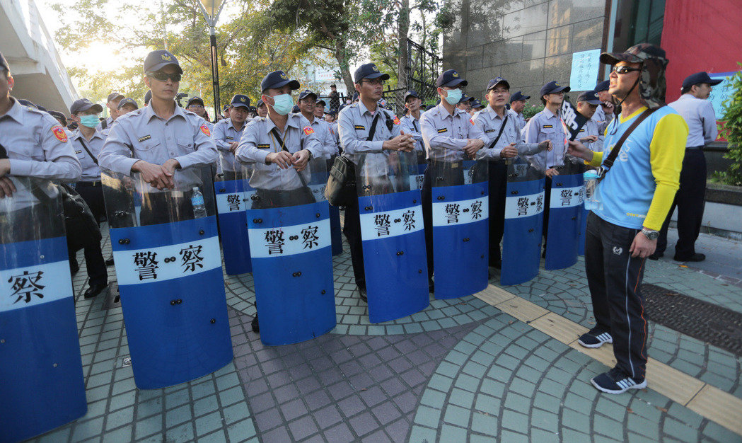 軍公教千人抗議 維安警員感慨：脫下制服一樣會(huì)上街頭