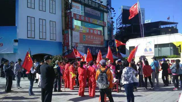 2017年元旦，臺灣多地群眾升起五星紅旗。