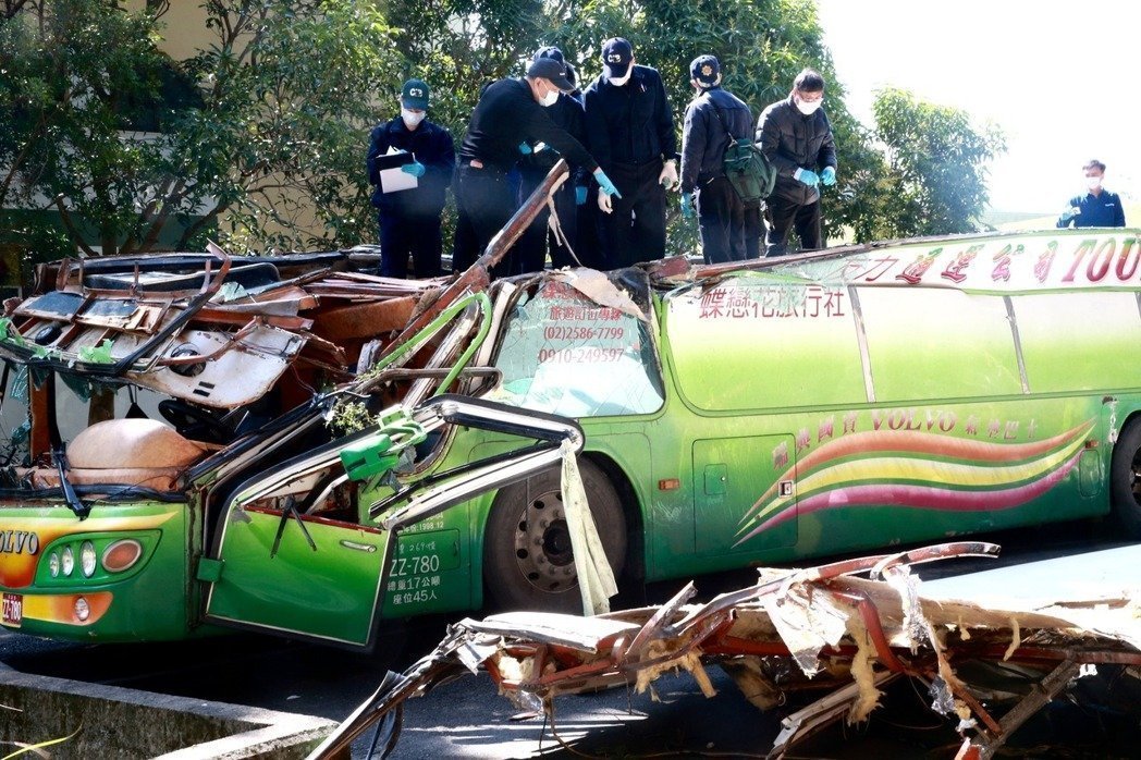 遊覽車(chē)禍致33死 臺(tái)學(xué)者：沒(méi)盼到蔡英文談話(huà)很失望.jpg