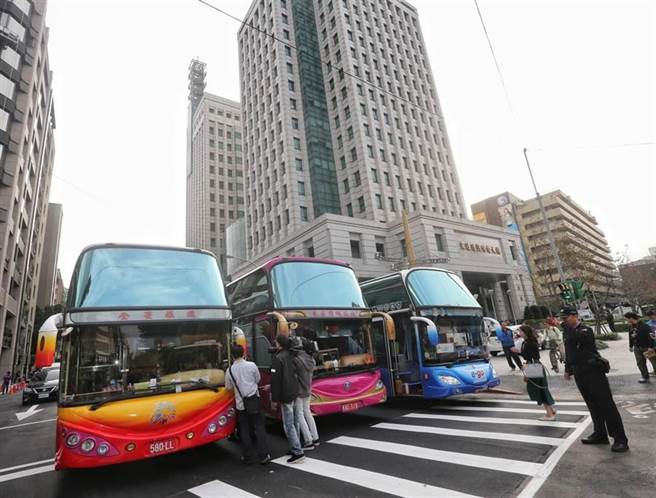 臺(tái)當(dāng)局撤銷遊覽車公司執(zhí)照 司機(jī)開車封路抗議