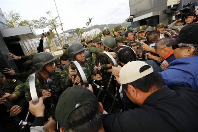 臺(tái)退伍軍人組“八百壯士圍城” 抗議臺(tái)當(dāng)局年改方案