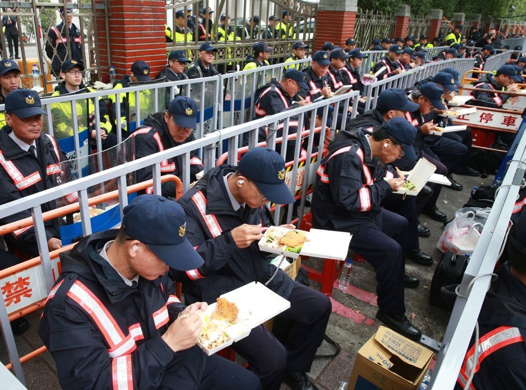 退休警察抗議“遍地開花” 臺(tái)灣又“戒嚴(yán)”了！