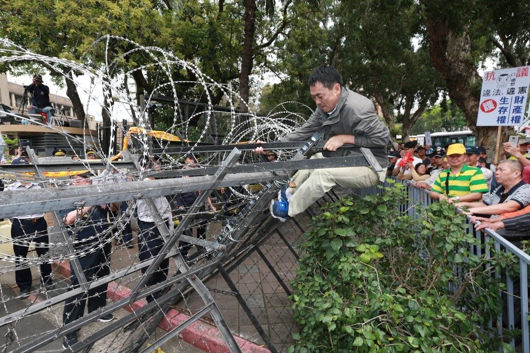 臺灣抗議群眾六路圍攻臺當(dāng)局機關(guān)