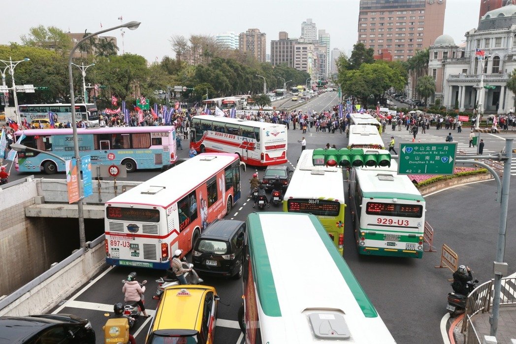 臺灣抗議群眾六路圍攻臺當(dāng)局機關(guān)