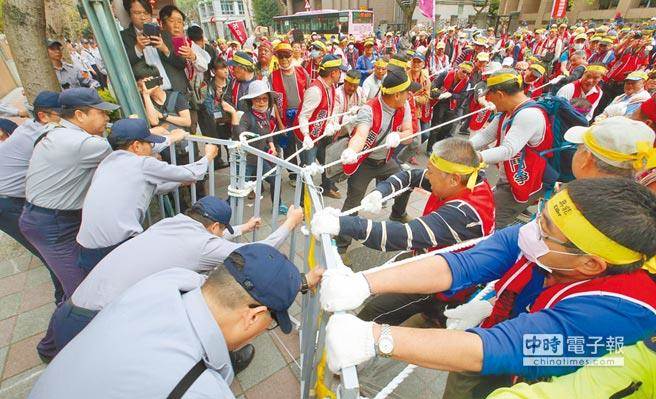 狂! 臺(tái)當(dāng)局官員大罵抗議年金改革者:何不趁清明去死