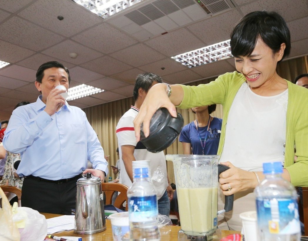 藍綠陣營臺上混戰(zhàn)臺下放鬆 美食隨便吃還有鮮榨果汁