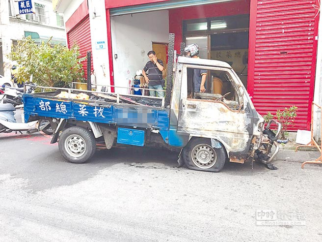 “拔菜總部”宣傳戰(zhàn)車全臺各地跑 疑遭人縱火被燒燬