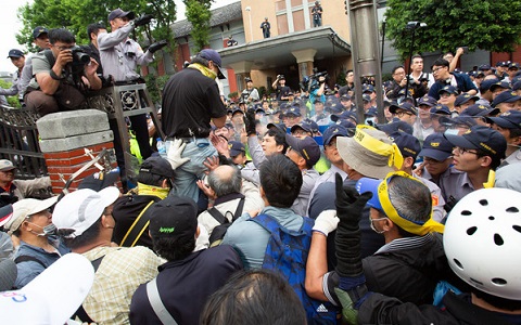 八百壯士成員斷指！ 副指揮吳斯懷斥蔡當(dāng)局逼迫警察施暴