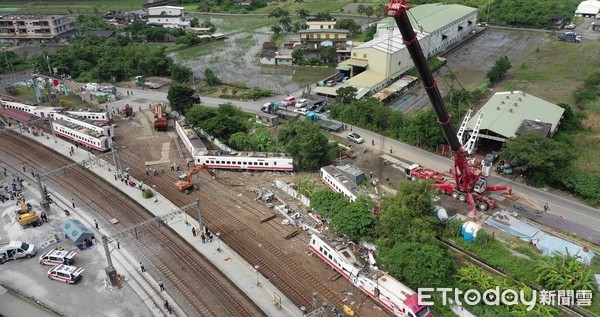 普悠瑪列車21日下午4點50分在新馬車站發(fā)生翻覆意外。.jpg