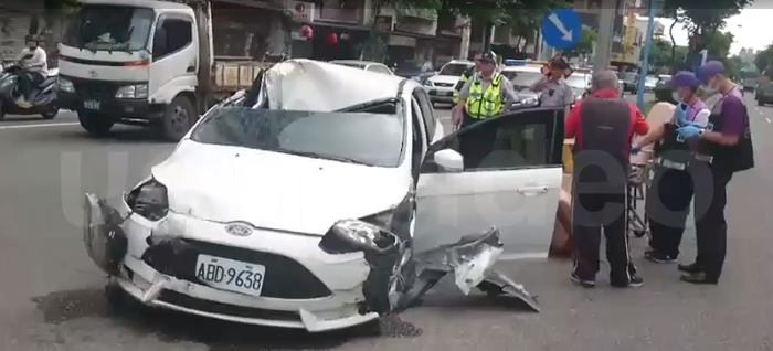 開車撞死騎士邊逃邊脫衣 裸男還作勢(shì)打路人、攔機(jī)車