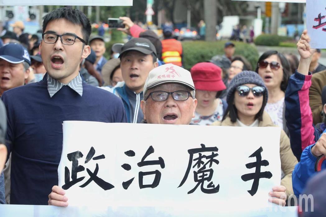 臺(tái)大新校長遭綠營阻撓難上任 臺(tái)大師生上街給蔡"拜年"