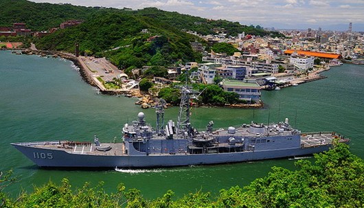 臺灣勘測隊登南海太平島調(diào)查鑽探2軍艦護航