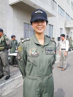 臺(tái)軍阿帕奇戰(zhàn)機(jī)亮相女飛行官成“嬌點(diǎn)”（圖）