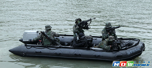 臺灣海軍陸戰(zhàn)隊特勤隊反恐操演 展現(xiàn)軍風(圖)