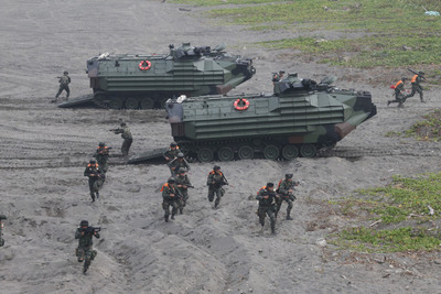 臺(tái)灣海軍陸戰(zhàn)隊(duì)父子檔參加操演受矚目