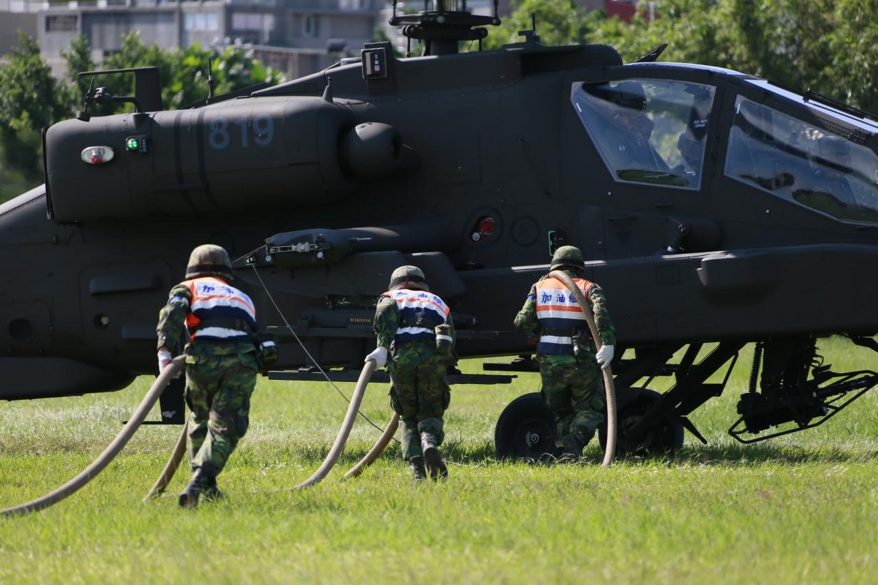 臺(tái)軍陸航AH-64E阿帕契直升機(jī)8日參與“漢光31號(hào)”演習(xí)實(shí)兵演練，執(zhí)行整補(bǔ)作業(yè)的官兵完成裝彈