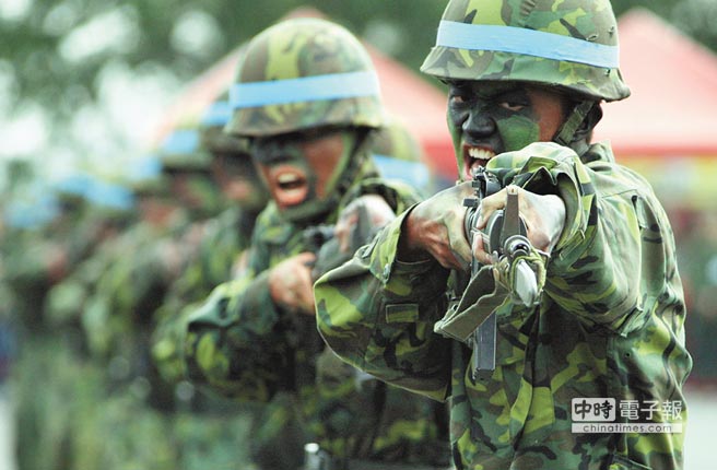 　　臺(tái)灣軍人感嘆體制腐敗 "淪落"到夜市擺攤募兵。（中時(shí)電子報(bào)圖）