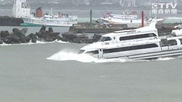 臺(tái)海軍交通船衝撞碼頭意外 1員落水7員擦碰傷