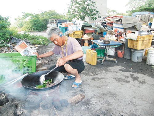 63歲男子劉榮清住在二高橋下十八年，過著接近原始的生活。