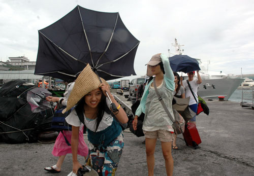 3 個颱風環(huán)伺臺灣，臺東海面風浪31日上午增強，海上交通中午過後暫停，綠島遊客提前返回臺東。