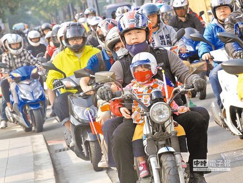 3千輛摩托車集結(jié)臺灣大道機(jī)車族高呼“反禁摩”