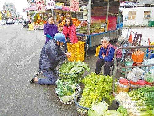 8旬老母被毒蟲洗腦執(zhí)迷不悟兒子下跪哽咽規(guī)勸