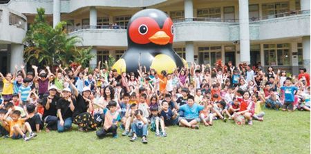 “紅面小鴨”校園“快閃”小朋友搶摸鴨肚（圖）