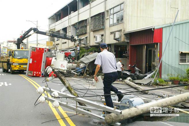 臺消防員疑酒駕撞毀價值2500萬雲(yún)梯車（圖）