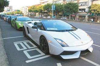 11輛跑車載弱勢(shì)家庭兜風(fēng)路人駐足拍照（圖）