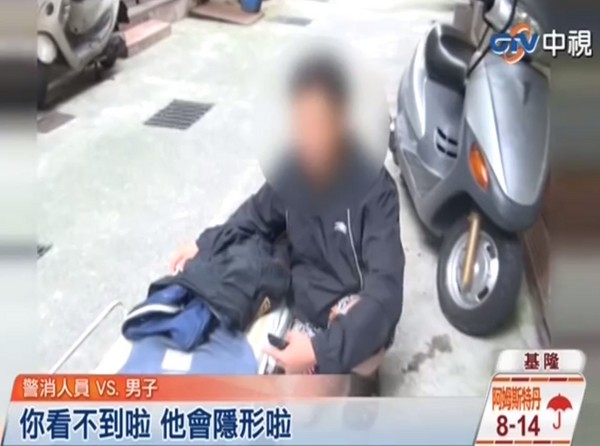 李男強調(diào)擔(dān)架上的衣服是“受傷的外星人夫妻”，讓警消看了非常無言