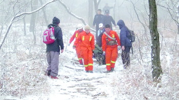 臺(tái)灣遊客受傷困艾山消防抬擔(dān)架4個(gè)多小時(shí)送下山