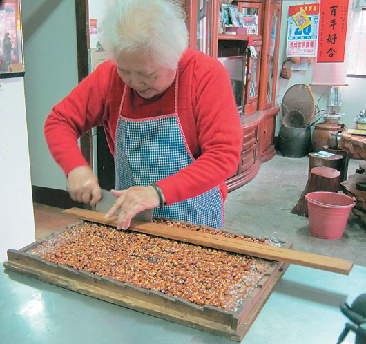 圓孩子“甜”夢 臺灣夫婦花生糖一做就是40年(圖)