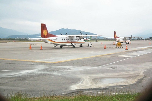 臺灣德安航空一班機衝場三次才降落疑起落架異常