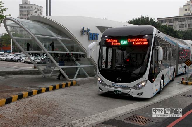 原來(lái)的BRT站體將改為公交車(chē)專(zhuān)用道候車(chē)亭，“BRT”字樣也要拆除。 （黃國(guó)峰攝）