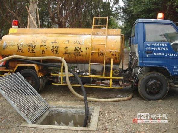 　　市府派水車到廣慈公園的“雨撲滿”抽水。(柯文哲臉書粉絲頁)