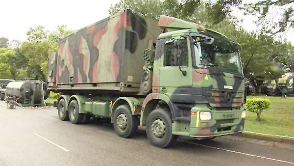 臺(tái)軍野戰(zhàn)凈水車待命抗旱，號(hào)稱最強(qiáng)飲水機(jī)。（臺(tái)媒圖）