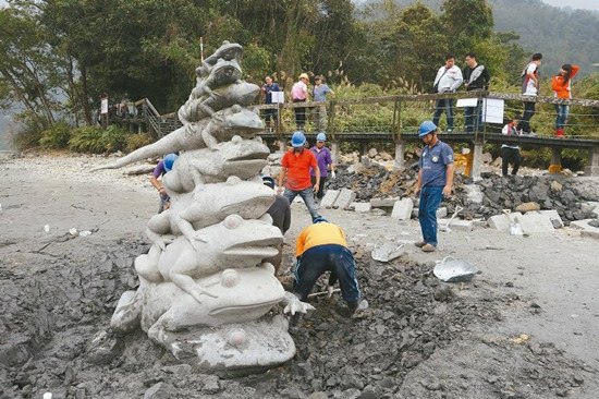 男子爬上日月潭“九蛙”合影網友：十蛙出現(xiàn)了