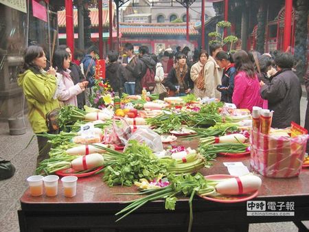 臺(tái)灣另類(lèi)“考生文化” 最?lèi)?ài)借助“神力”拼上榜(圖)