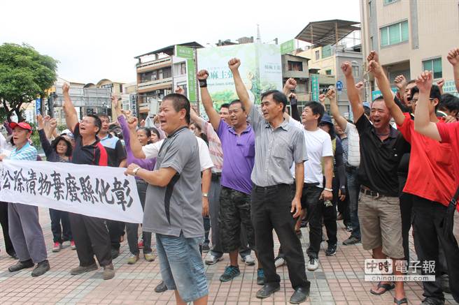 彰化縣事業(yè)廢棄物無處去 30輛垃圾車?yán)@議會(huì)抗議（圖）