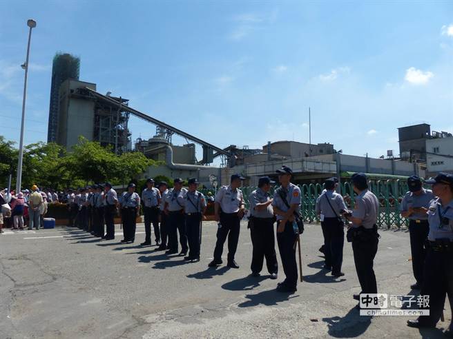 臺(tái)灣一紙廠污染致地下水變紅 上百村民抗議